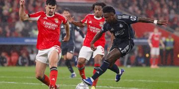 Vinicius (à d.) face au Benfica